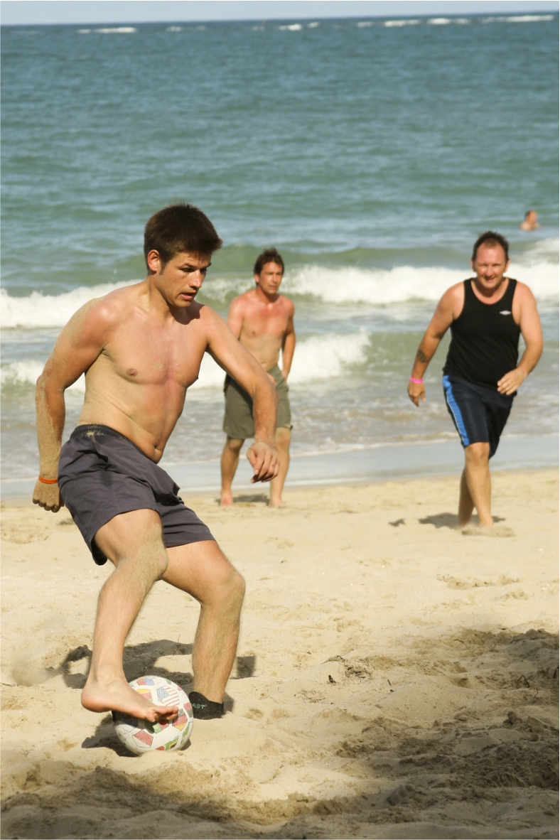 Robert am Strand von Cabarete beim Fußball mit anderen Touristen